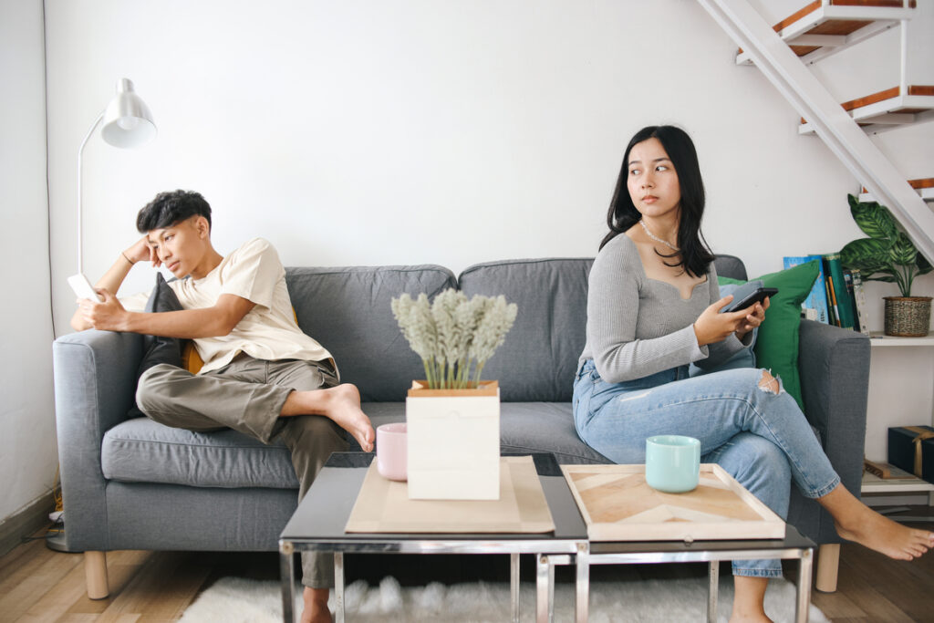 пара сидит на диване