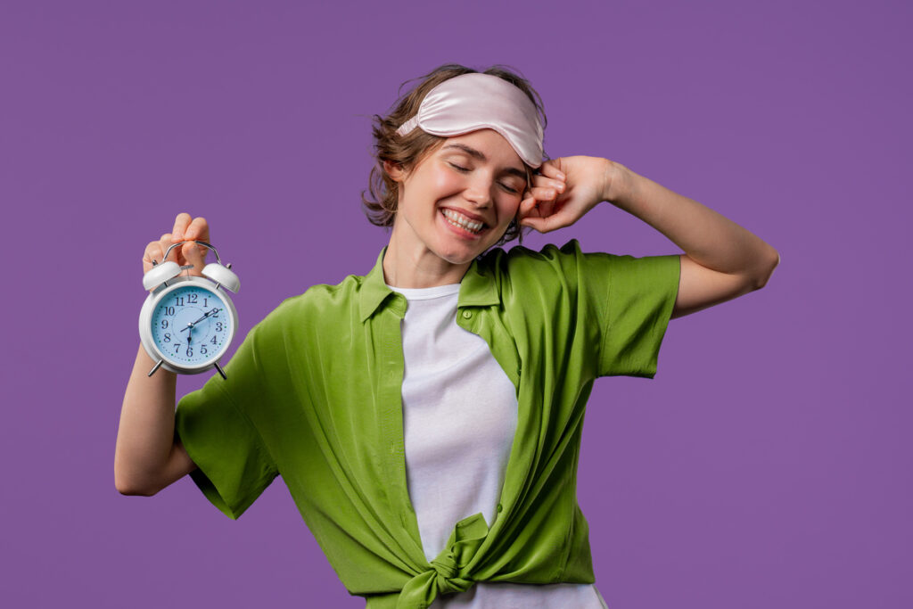 счастливая женщина с будильником