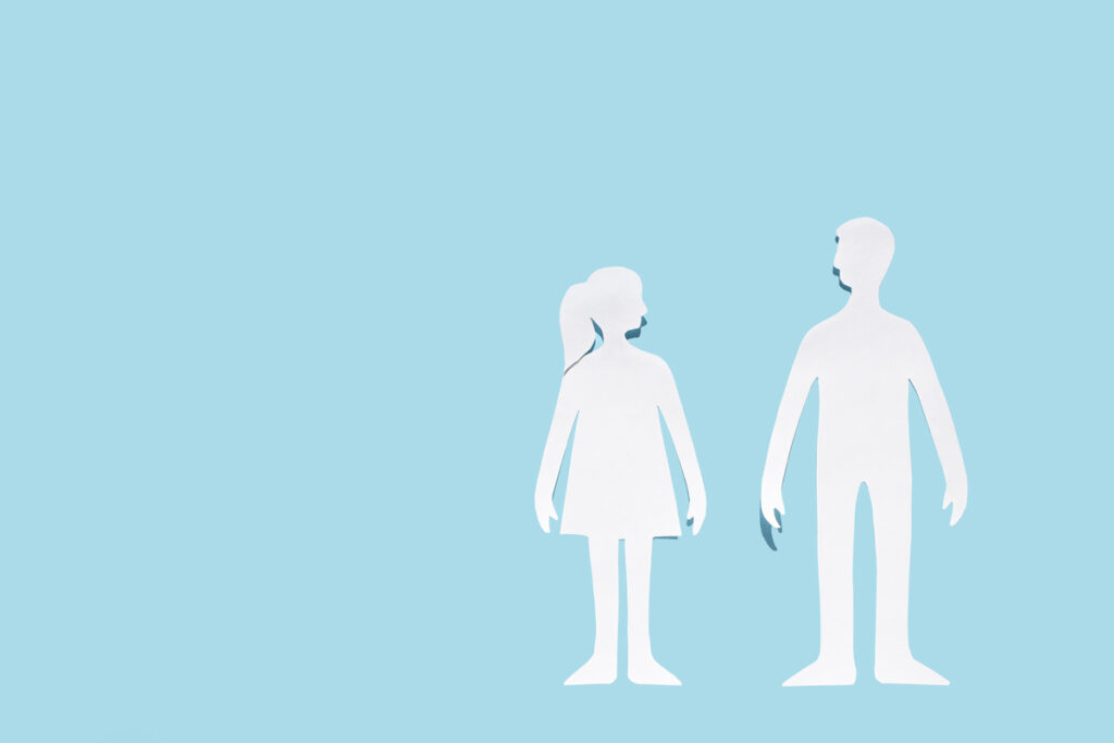 силуэты женщины и мужчины из белой бумаги