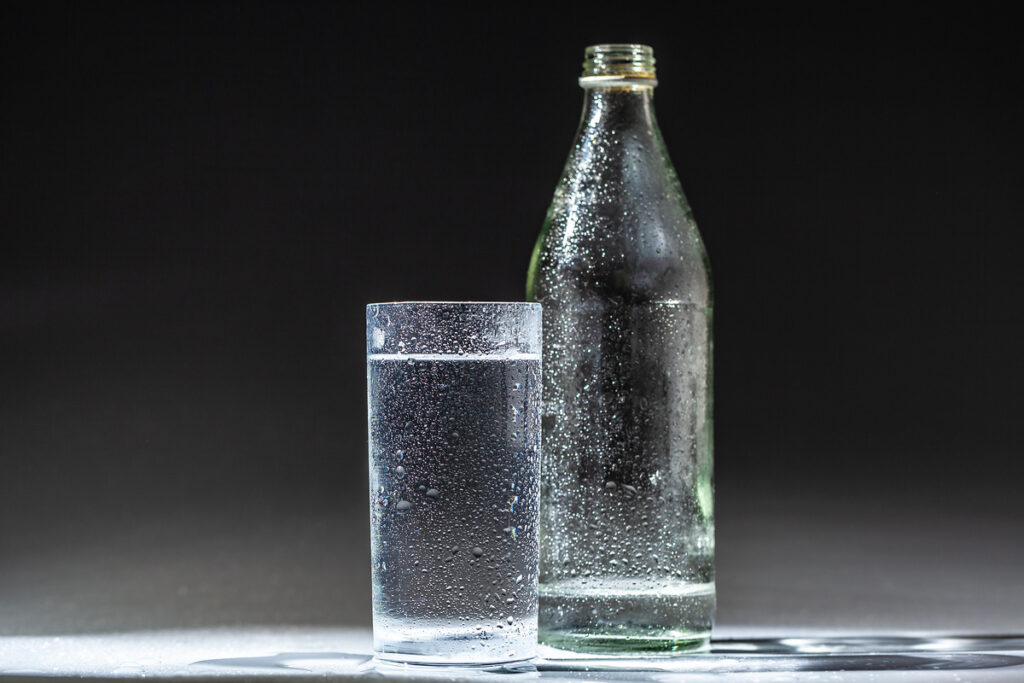 Стакан воды и бутылка