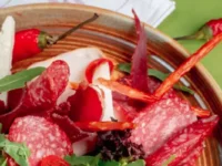 svezhij reczept salata s salyami moczarelloj avokado i bazilikom-lavi-su-0