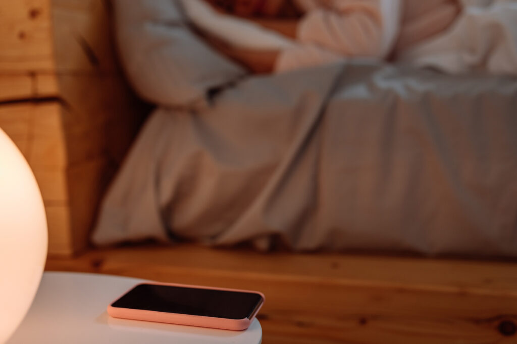 телефон на тумбочке у кровати