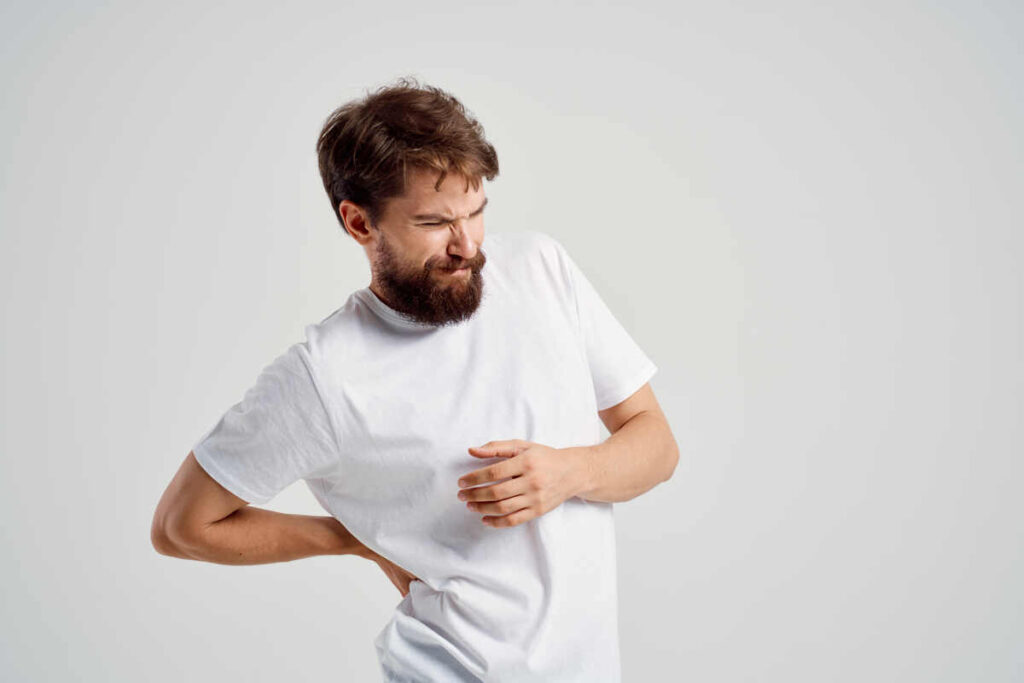 У мужчины защемило спину