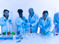 Когда эксперименты звучат как шутки Ученые в лаборатории