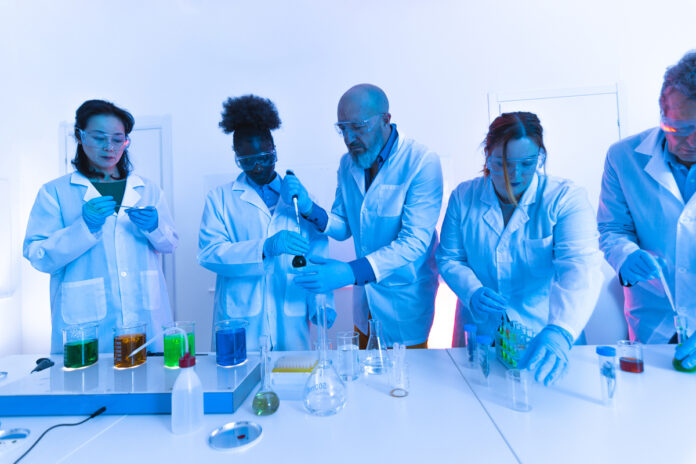 Ученые в лаборатории