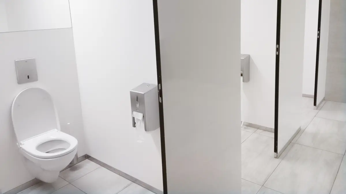 Shot: Девушка родила в туалете московского офиса, ребенок скончался