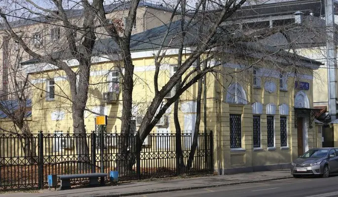 Началась реставрация деревянного флигеля усадьбы Снегирева на Плющихе