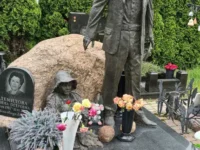 vladislav galkin na troekurovskom kladbishhe deti prinesli czvety k pamyatniku-lavi-su-0