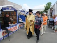 Владислав Пинаев открыл выставку-ярмарку «От покаяния к воскресению» у КДК «Современник» vladislav pinaev otkryl vystavkuyarmarku ot pokayaniya k voskreseniyu u kdk sovremennik-lavi-su-0