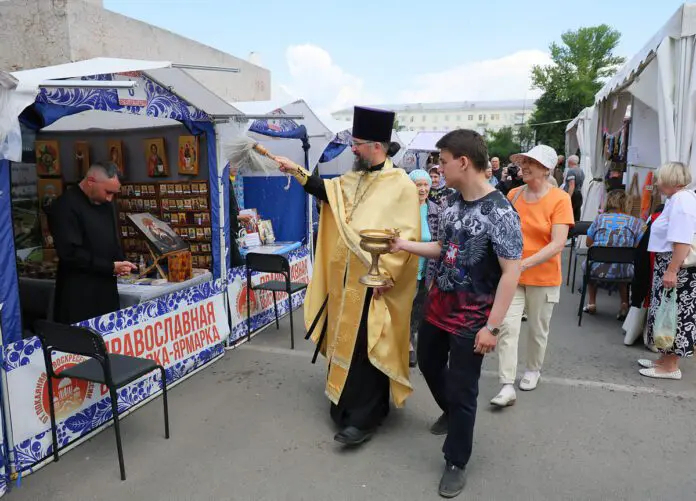 Владислав Пинаев открыл выставку-ярмарку «От покаяния к воскресению» у КДК «Современник»-0