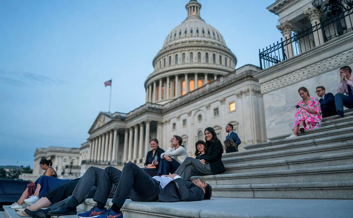 Сотрудники Сената отдыхают на ступенях Капитолия на рассвете, в то время как проходит голосование по законопроекту Дональда Трампа, Вашингтон, США, 1 июля 2025 года<br /><br /> (Nathan Howard / Reuters)