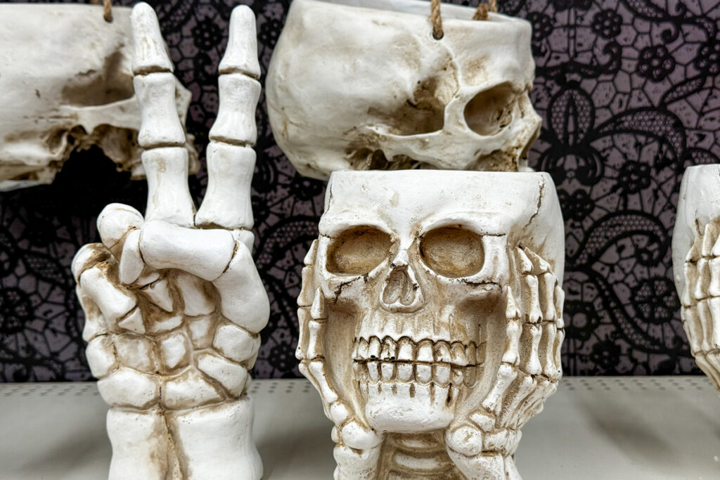 Горшок в виде черепа показывает два пальца