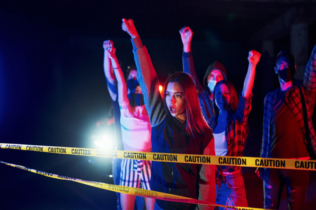 Группа протестующих молодых людей