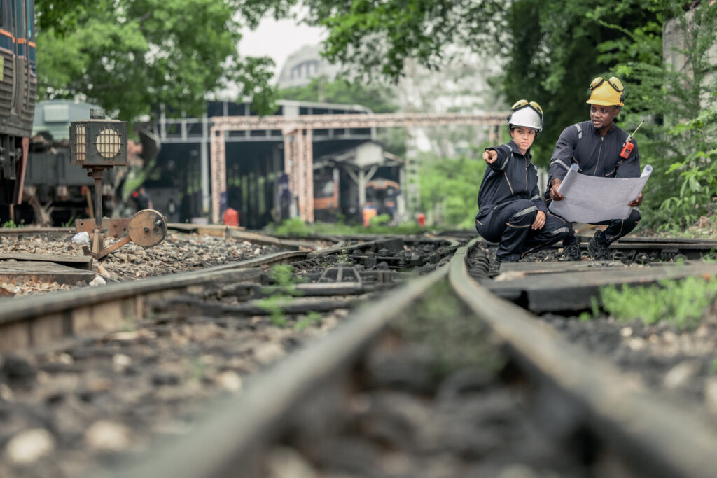 Инженеры сидят у железной дороги