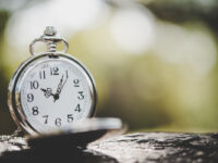 Общества с необычным представлением о времени Крупный план карманных часов