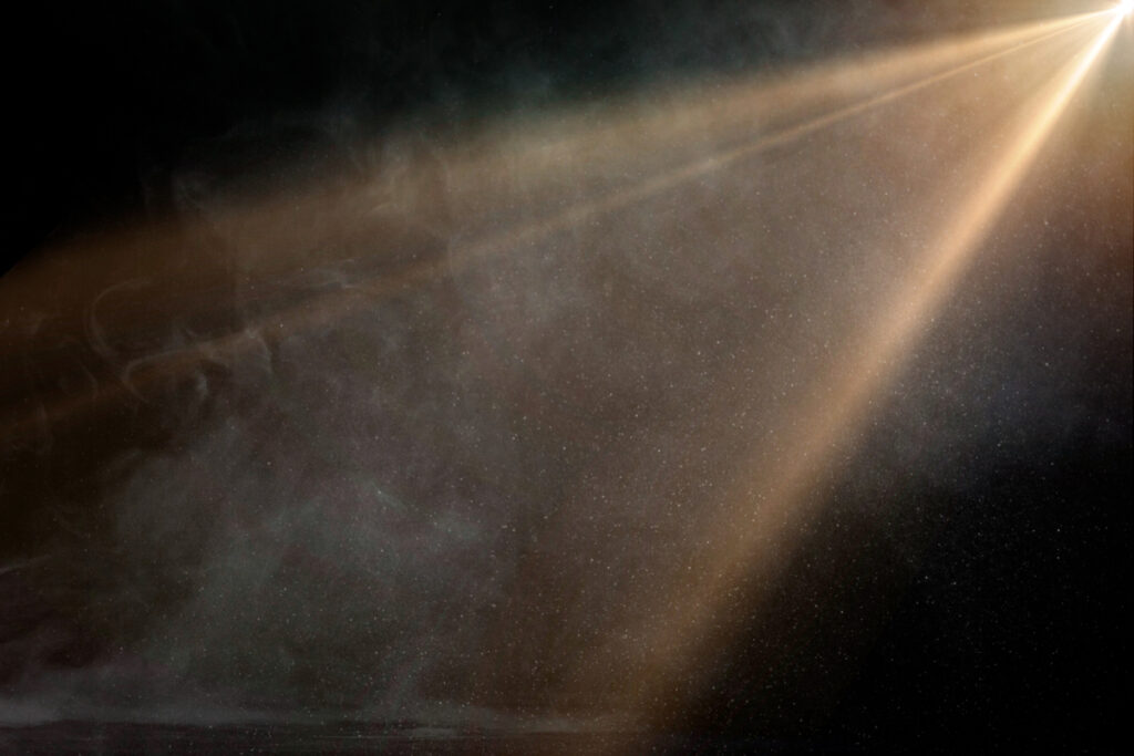 Лучи света в тёмной комнате