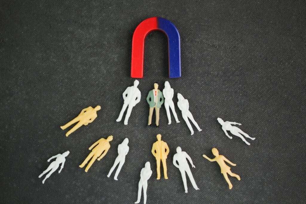 Магнит притягивает людей