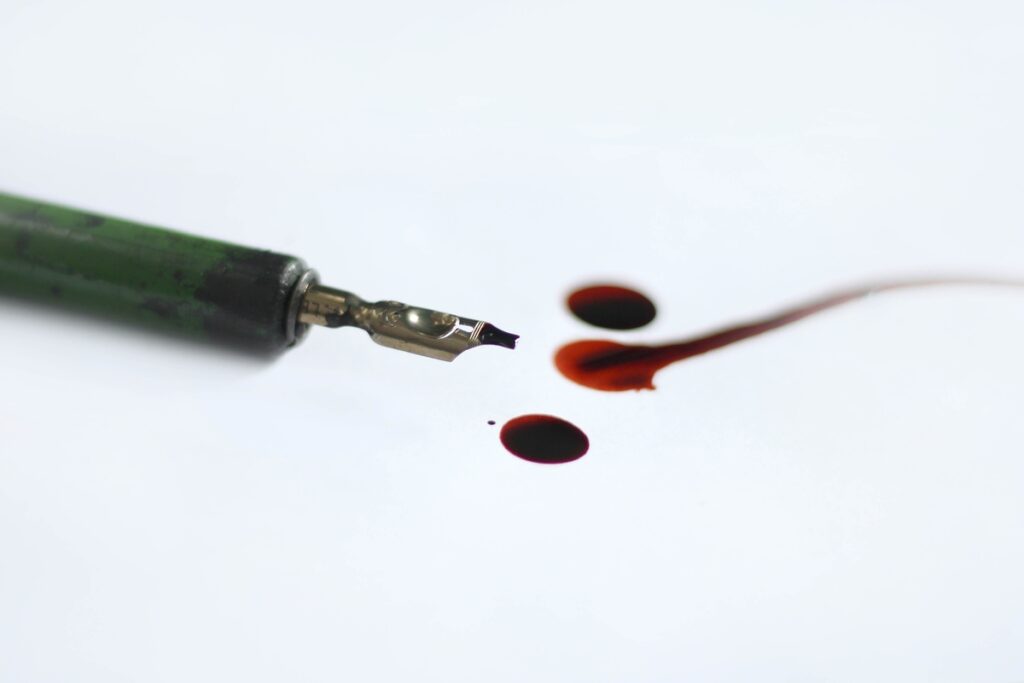 Перьевая ручка с красными чернилами