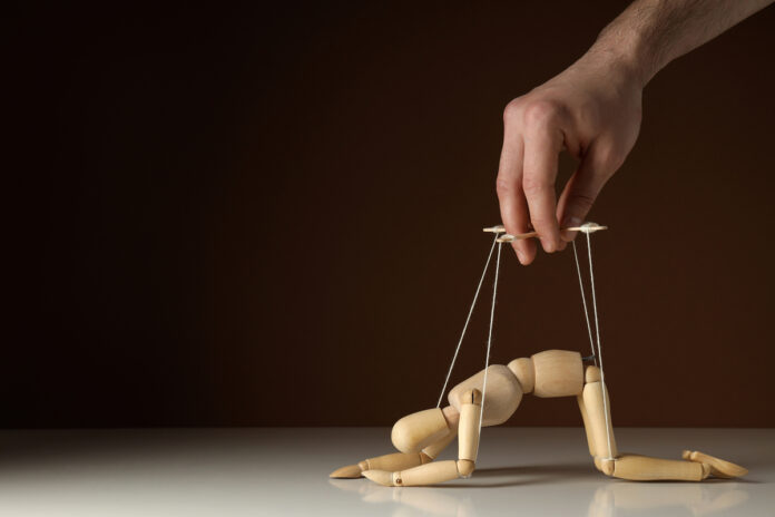 Рука управляет марионеткой