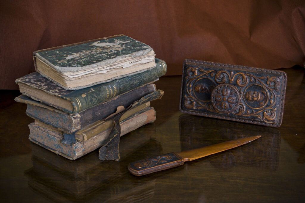 Старинные книги и нож