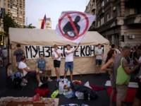 studenty v belgrade provodyat akczii pod rukovodstvom alekasandara vuchicha i milosha vuchevicha-lavi-su-0