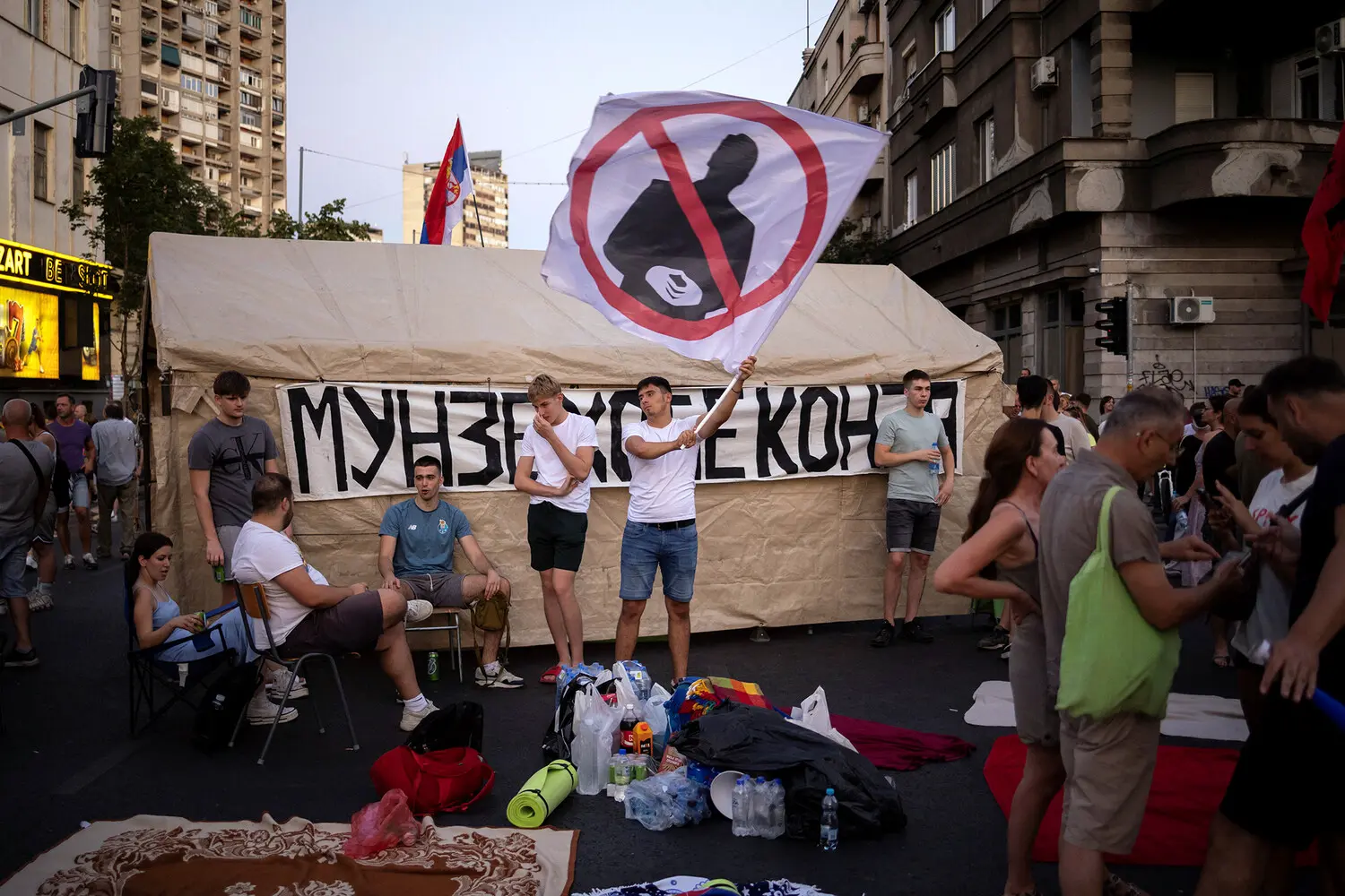 Студенты в Белграде проводят акции под руководством Алекасандара Вучича и Милоша Вучевича-0