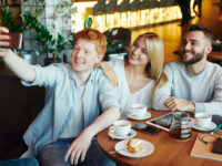 Почему я не публикую фото с самыми близкими друзьями? Молодёжь делает селфи в кафе