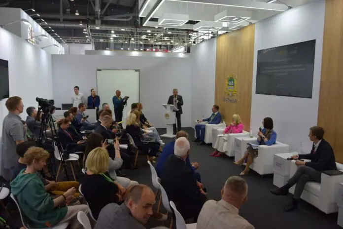 Татьяна Буцкая и лидеры отрасли обсудили развитие рынка детских товаров на ИННОПРОМ-0