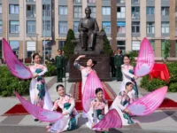 torzhestvennoe otkrytie ploshhadi hoshimina v peterburge s uchastiem aleksandra beglova-lavi-su-0