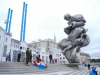 urs fisher i moskva predstavlyayut estetiku izmenenij na bolotnoj naberezhnoj-lavi-su-0