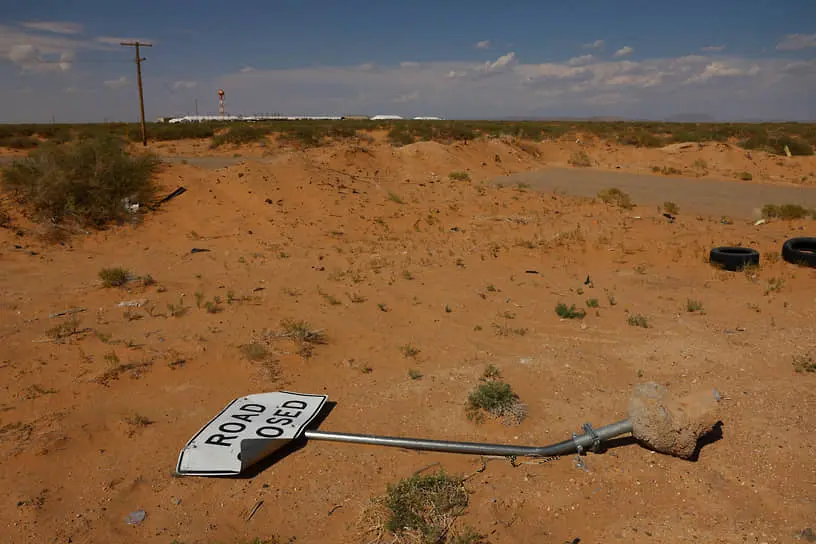 Знак «Дорога закрыта» возле строящегося в Техасе центра содержания нелегальных мигрантов