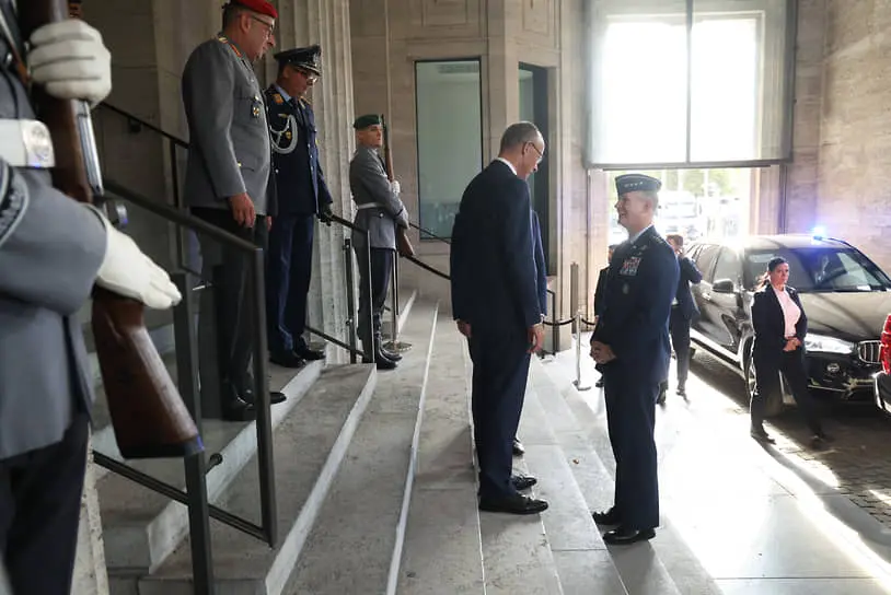 Канцлер Германии Фридрих Мерц (слева) приветствует командующего Объединенными вооруженными силами (ОВС) НАТО в Европе