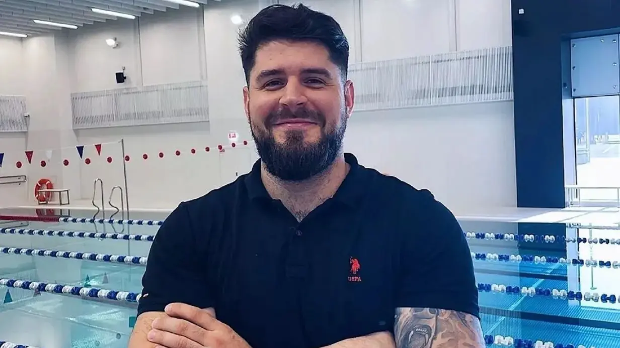 Николаю Свечникову 30 лет, он основатель собственной школы плавания в Москве, где работает тренером