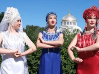 Музей Победы объединяет тысячи россиянкой флешмобом в честь флага России muzej pobedy obedinyaet tysyachi rossiyankoj fleshmobom v chest flaga rossii-lavi-su-0