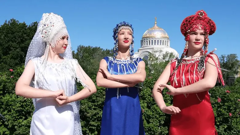 Более шести тысяч человек присоединились к флешмобу «Цвета российского флага» Музея Победы