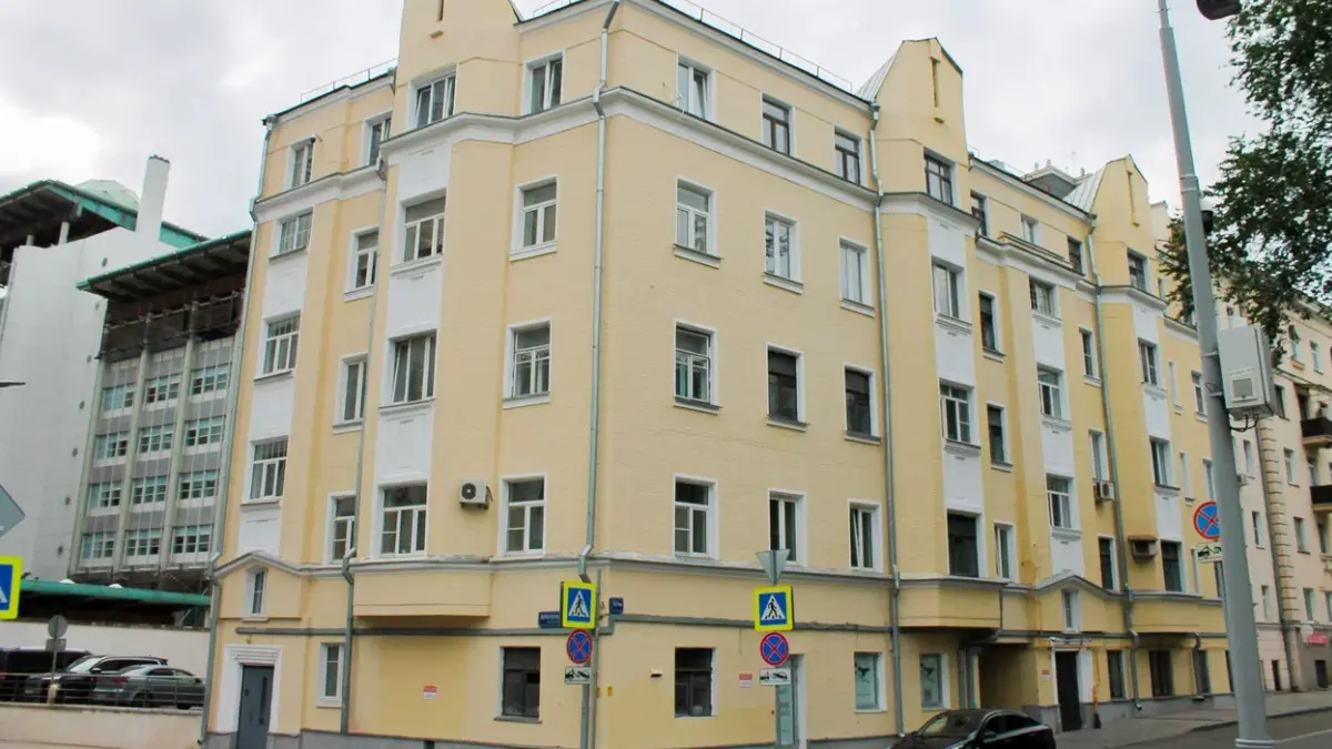 В районе Арбат завершается капитальный ремонт фасада дома в конструктивистском стиле