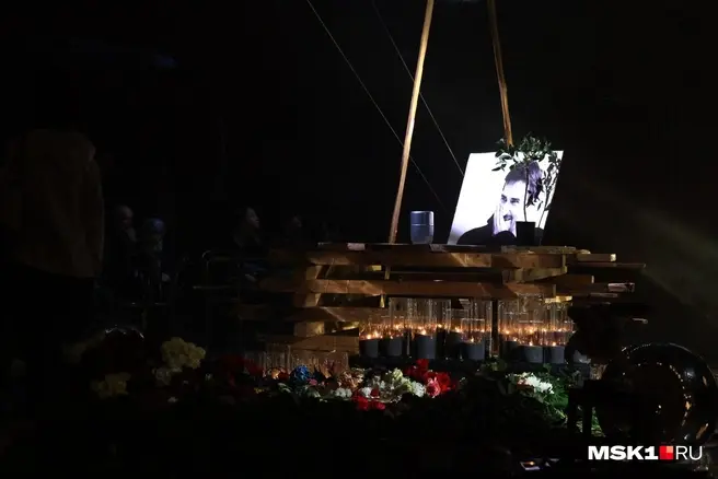 Пришел Хабенский, другие актеры и директоры театров. Как в центре Москвы попрощались с режиссером Юрием Бутусовым | Источник: Татьяна Спиридонова / MSK1.RU