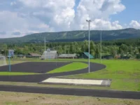 vladislav pinaev i tatyana ogibenina otkryli stadion pri sosh  9 v uralcze-lavi-su-0