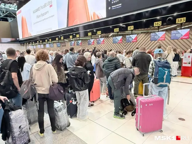 Спят на полу в ожидании рейса. Что творится в Шереметьево, где задержали и отменили более 200 рейсов: фото | Источник: Артем Устюжанин / MSK1.RU