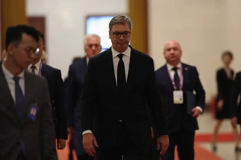 Президент Сербии Александр Вучич (в центре) прибыл на встречу с председателем КНР Си Цзиньпином в Пекине