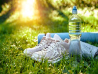 Как не стать жертвой фитнес-заблуждений? Бутылка с водой, кроссовки и коврик для йоги