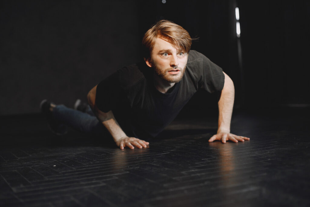 Человек лежит на полу