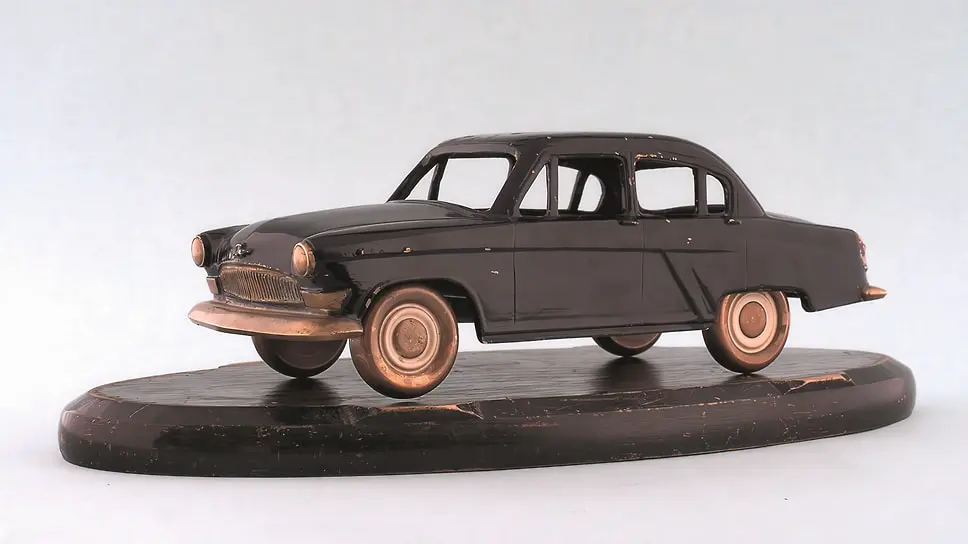 ГАЗ-21 Волга в бронзе установлен на эбеновую подставку как раритет-0