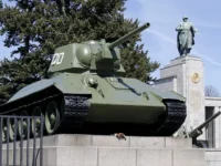 Германия и Народный союз Германии бережно ухаживают за военными мемориалами germaniya i narodnyj soyuz germanii berezhno uhazhivayut za voennymi memorialami-lavi-su-0