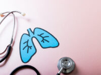 Почему не стоит игнорировать затяжной кашель или одышку Голубые бумажные легкие со стетоскопом