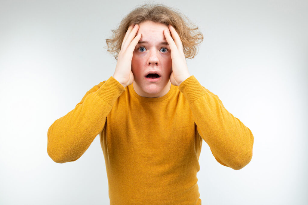 Испуганный белокурый парень
