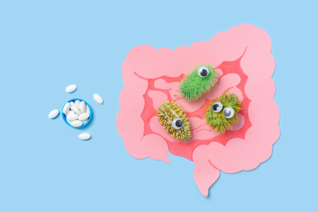 Кишечник с бактериями и лекарственными таблетками