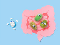 Кишечник с бактериями и лекарственными таблетками