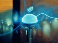 Учёные «призвали» безмассового демона Крупный план синих лучей плазменного шара