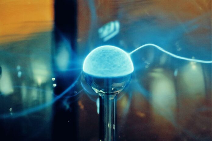 Крупный план синих лучей плазменного шара